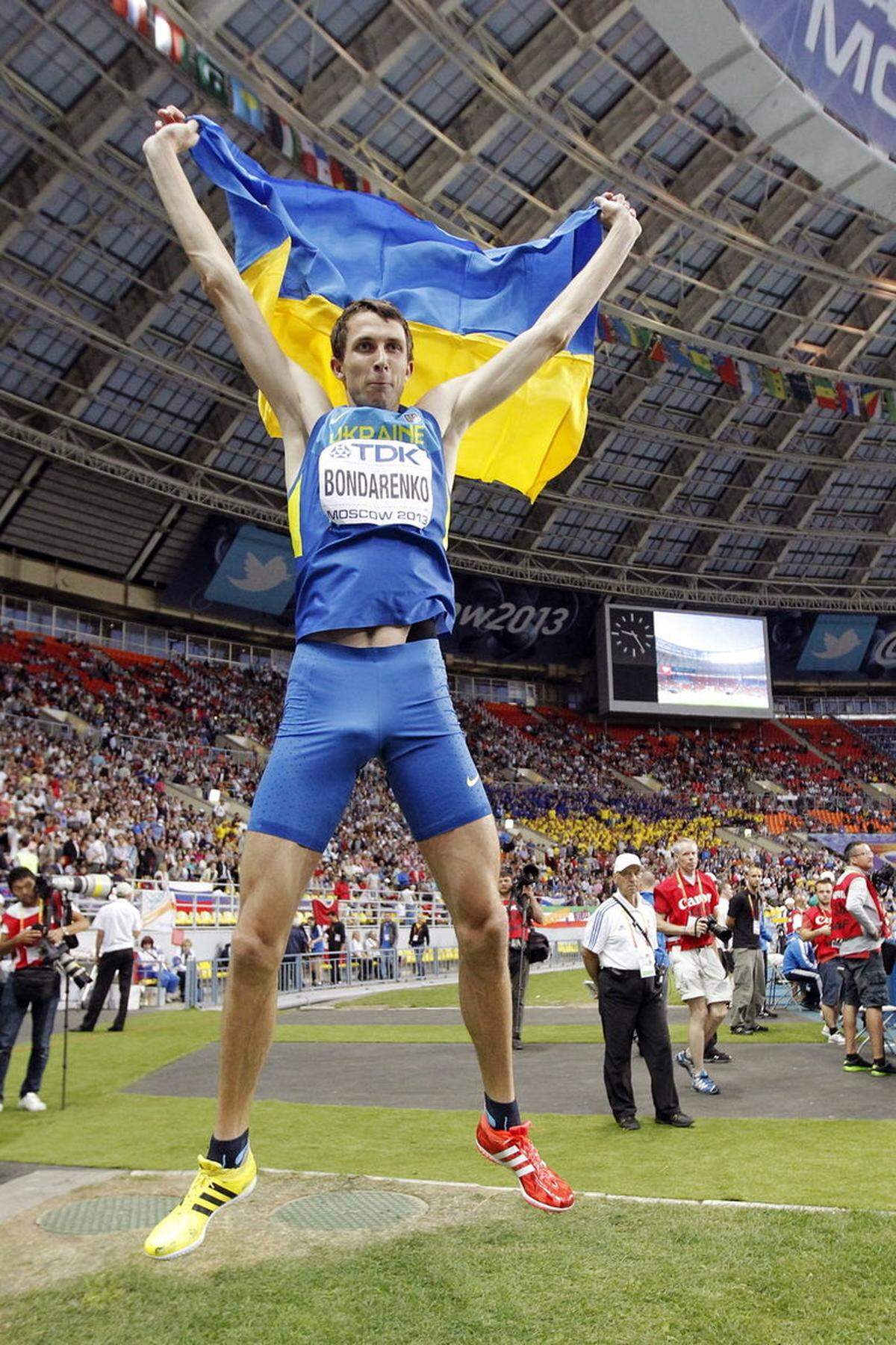 In einem hochklassigen Hochsprungwettbewerb setzt sich der Jahresbeste und Favorit Bohdan Bondarenko aus der Ukraine mit 2,41 Meter durch. An der neuen Weltrekordhöhe von 2,46 Meter scheitert er. Seine stärksten Herausforderer sind der Quatari Mutaz Essa Barshim und der Kanadier Derek Drouin, die beide 2,38 Meter meistern.