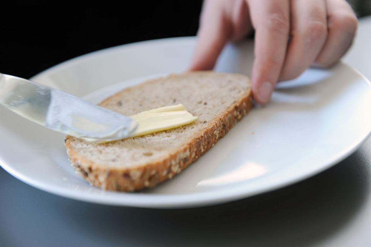 Ebenfalls ein beliebter Gedanke: Fettarme Ernährung macht schlank. In den Supermarktregalen tummeln sich deshalb viele "Light"-Produkte. "Wer abnehmen will, kann bei Fett viele Kalorien einsparen, das stimmt. Ein Gramm Fett liefert nämlich mit neun Kilokalorien mehr als doppelt soviel Energie wie ein Gramm Kohlenhydrate", so Mörixbauer, die Autorin des Buches "Die 50 größten Diät-Lügen".