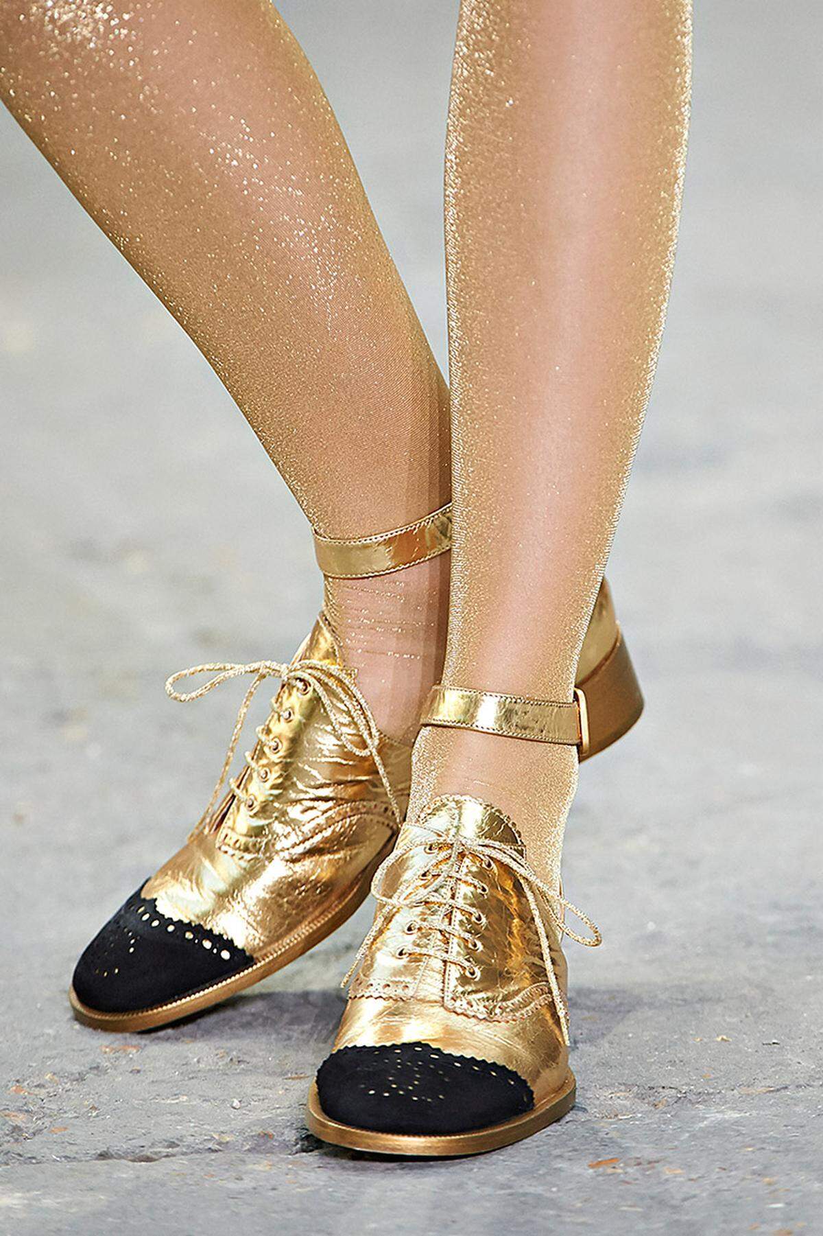 Es müssen ja nicht immer High Heels sein. Tolle Flats in Gold gibt es von Chanel.