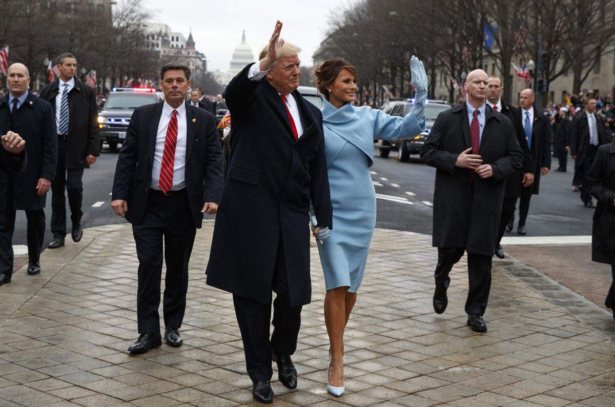 Die Kleiderwahl am Tag der Amtseinführung des US-Präsidenten ist nicht nur eine historische Entscheidung. Das Outfit hat auch symbolische Wirkung, Farbe, Designer und auch Schnitt werden genau unter die Lupe genommen. Schon hier zeigt sich, wer im Umgang mit "Diplomatic Dressing" versiert ist.  Bei der Amtseinführung ihres Ehemannes Donald Trump berief sich Frist Lady Melania Trump 2017 mit ihrem Outfit auf jenes von Jacqueline Kennedy. Diese hatte ebenfalls ein hellblaues Kostüm für diesen historischen Tag gewählt. US-Designer Ralph Lauren zeichnete für die Kreation verantwortlich.