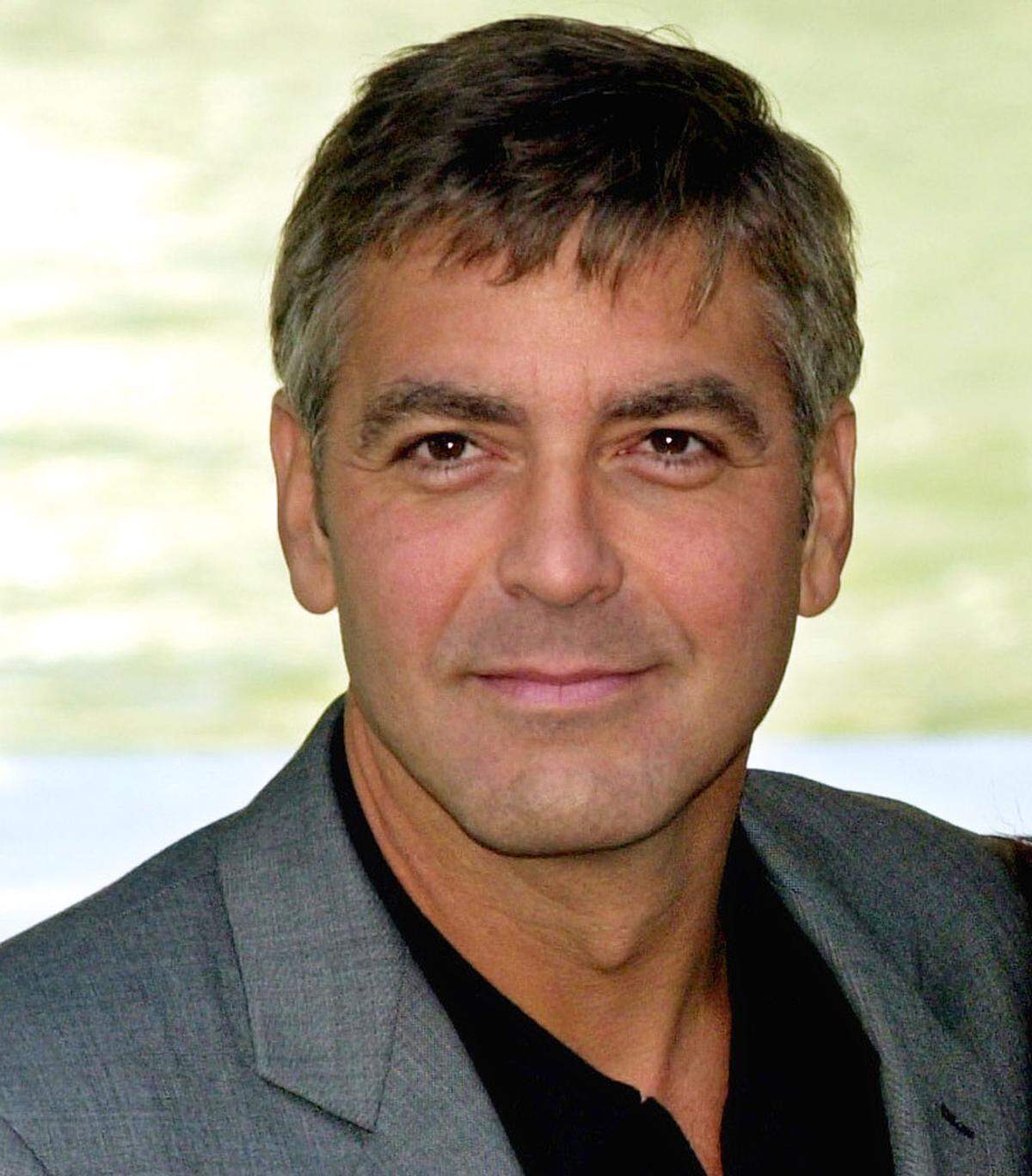Hier haben wir ihn wieder: George Clooney debütierte 1998 als Single an der Spitze der Galerie der ''Sexy Männer". In diesem Jahr war er in "Batman & Robin" sowie "Projekt: Peacemaker" zu sehen.