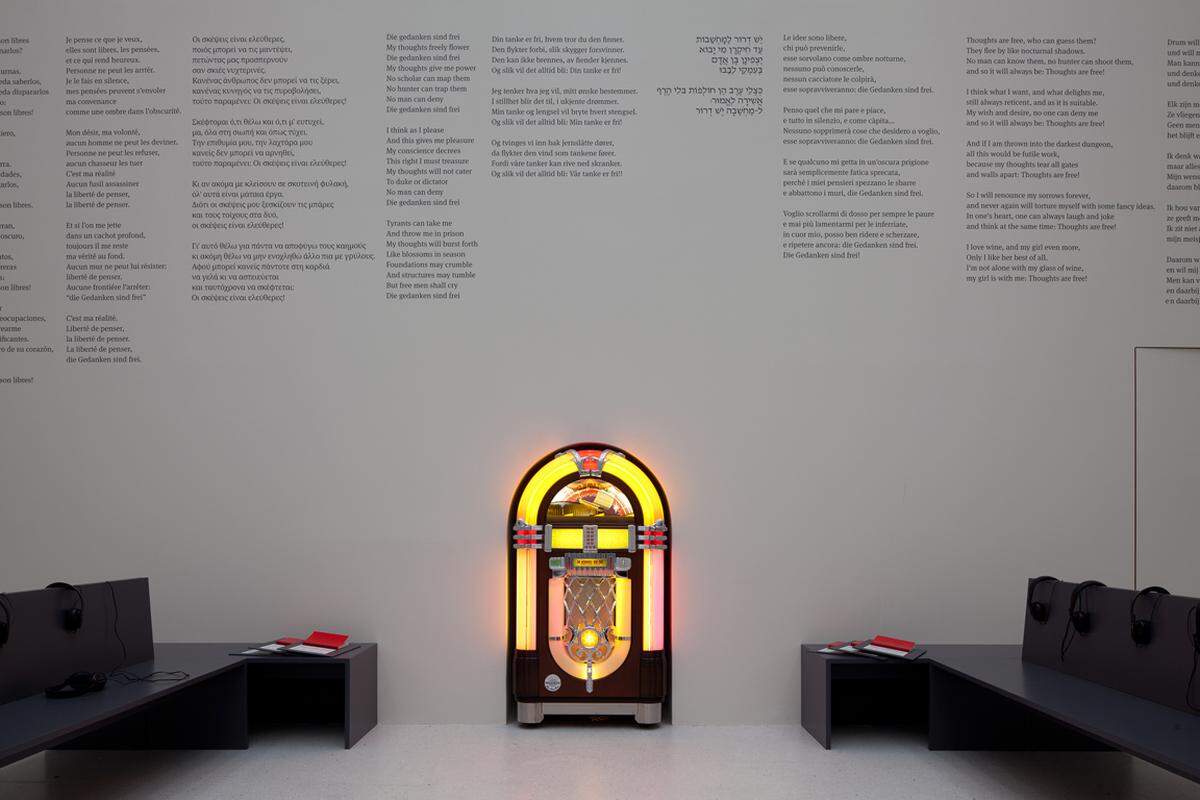 Auch eine Jukebox darf im Austellungsraum nicht fehlen. Susan Hilla hat mit "Die Gedanken sind frei: 100 songs for the 100 days of documenta" eine interaktive Audioskulptur geschaffen.