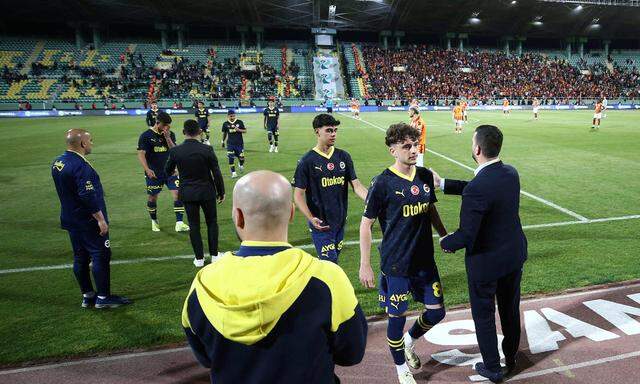 Die Spieler von Fenerbahçe verlassen den Platz im türkischen Supercup nach nur einer Minute.