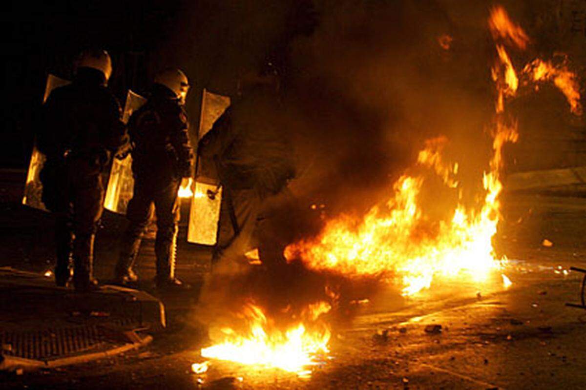 In der Nacht auf den 21. Dezember kam es in der griechischen Hauptstadt erneut zu schweren Auseinandersetzungen zwischen Demonstranten und der Polizei.