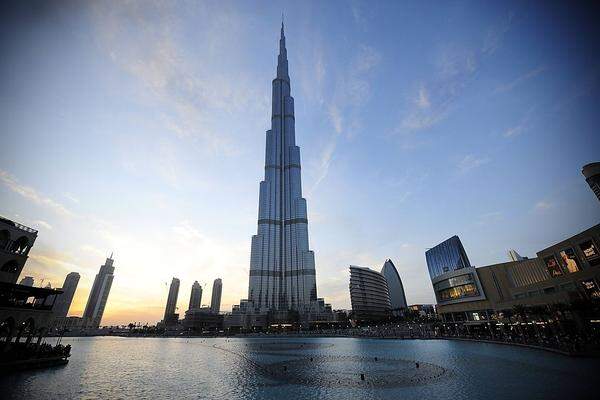Gegen den mit knapp 830 Metern fast doppelt so hohen Burj Khalifa ("Khalifa-Turm") in Dubai wirkt New York Citys "432 Park Avenue" fast filigran. Der Burj Khalifa ist seit 2008 das höchste Gebäude der Welt - Baubeginn war 2004, 2010 wurde der Megawolkenkratzer nach Entwürfen des US-amerikanischen Architekten Adrian Smith aus dem Büro Skidmore, Owings and Merrill fertiggestellt.
