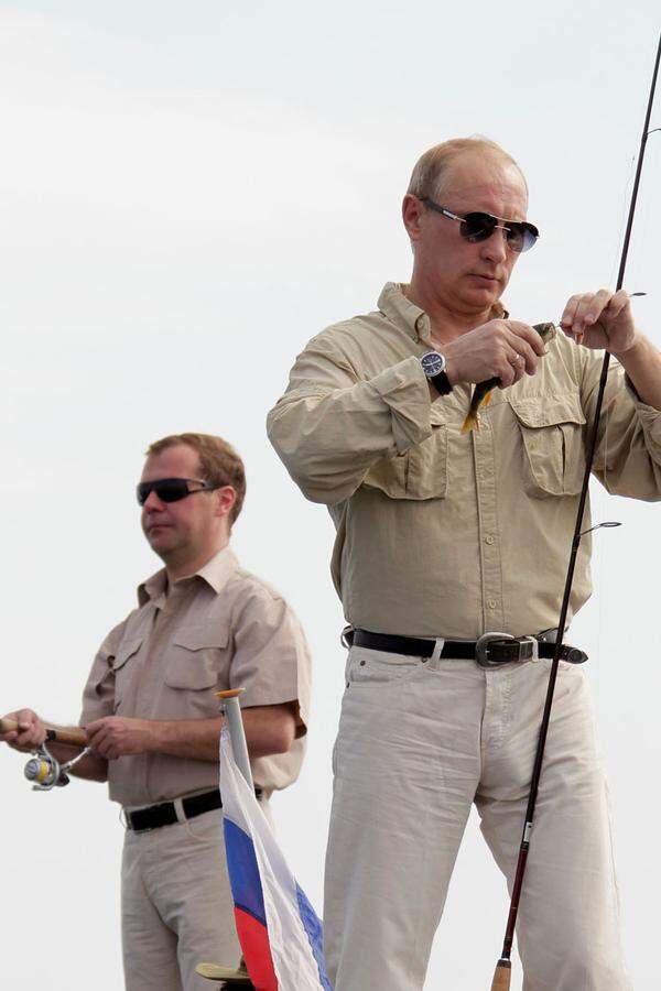 2008 musste Putin wieder ins Amt des Ministerpräsidenten wechseln, weil die Verfassung nur zwei Amtszeiten erlaubte. Präsident wurde nun Dmitrij Medwedjew (Bild links) - ein Platzhalter für Putin. Im September 2011 kündigte Putin an, im März 2012 wieder als Staatspräsident zu kandidieren. Medwedjew soll dann Ministerpräsident werden.