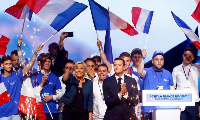 Marine Le Pen will einen Machtwechsel und spricht sich für Jordan Bardella, am Foto rechts von ihr, als neuen Premier aus.