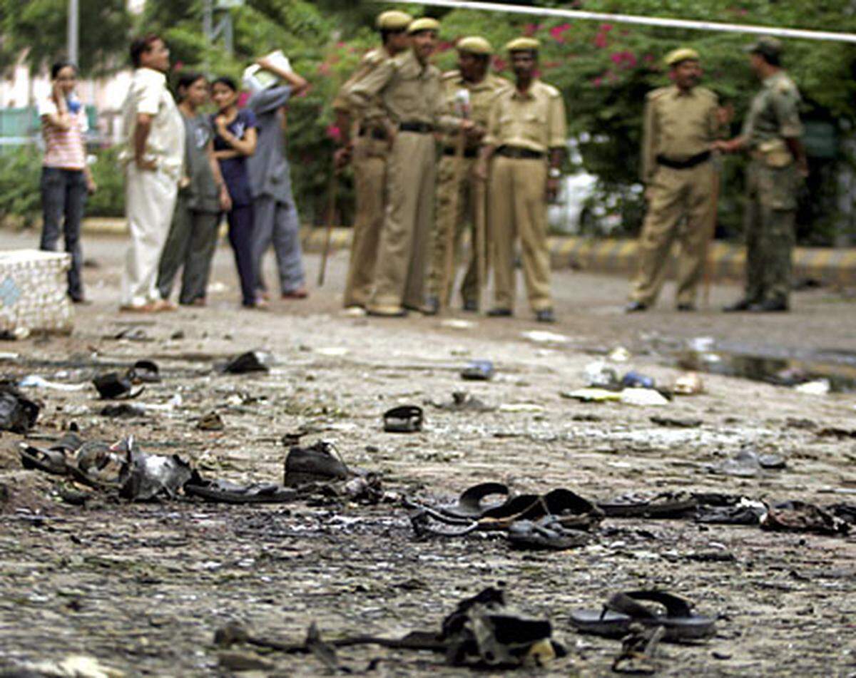 Mindestens 56 Menschen werden getötet und mehr als 150 verletzt, als in der westindischen Millionenmetropole Ahmedabad kurz hintereinander 16 Bomben explodieren.