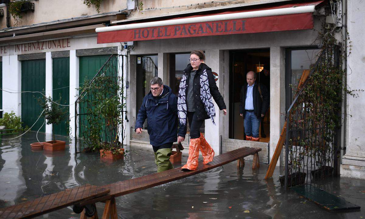 In der Stadt herrschte am Mittwoch eine fast gespenstische Ruhe. Wenige Einwohner und Touristen waren auf den überschwemmten Straßen zu sehen.