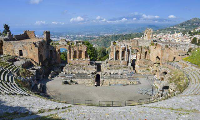 Italy Sicily Taormina Teatro Greco PUBLICATIONxINxGERxSUIxAUTxHUNxONLY RJF000588