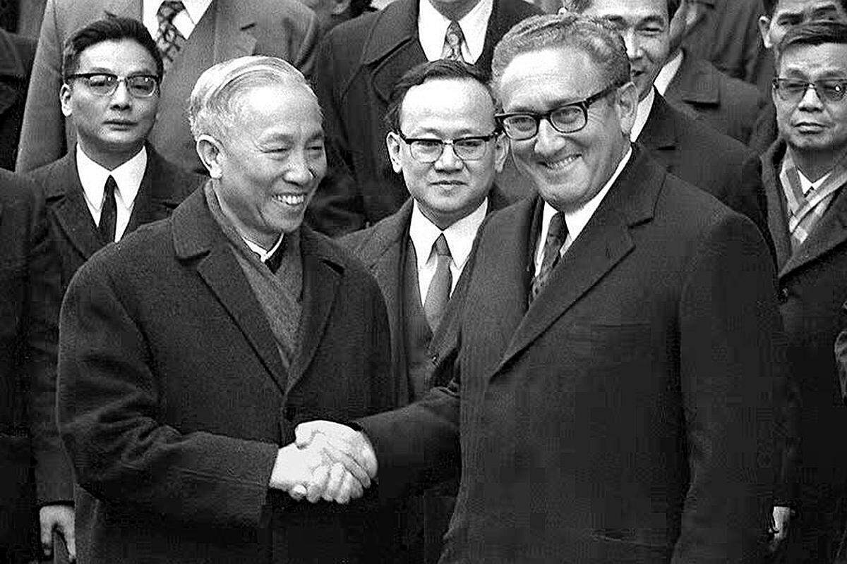 Geheim verhandelte er auch mit dem Nordvietnamesen Le Duc Tho über ein Ende des Vietnamkrieges. Der 1973 geschlossene Friedensvertrag ist ein Beispiel dafür, dass sich etliche Erfolge Kissingers als kurzlebig erwiesen.
