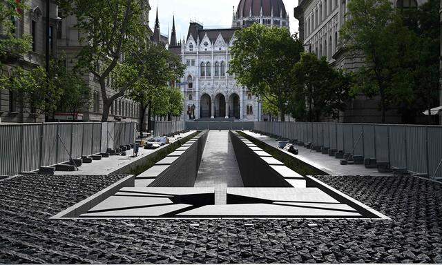 Eine 100 Meter lange Rampe, die nach unten führt: Das 15 Millionen teure Trianon-Denkmal im Budapester Zentrum. 