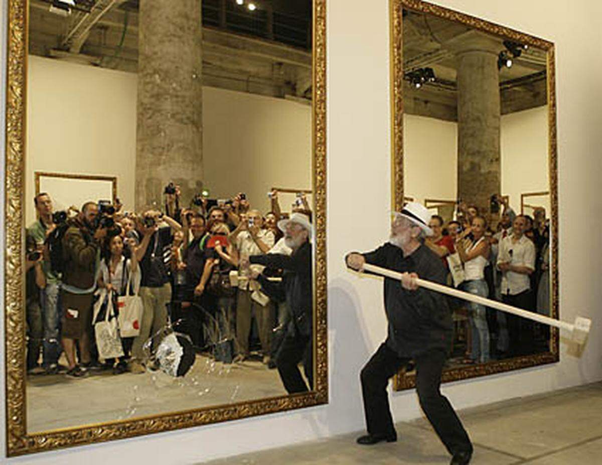 Die Illusion von Raum thematisiert der Italiener Michelangelo Pistoletto. Er schlägt in "Twenty-two less two" in Gold gerahmte, großformatige Spiegel ein, um am Ende nur noch zwei Exemplare ganz zu lassen. In seinen Augen stellen diese die "unbegrenzte Erzeugung von Licht und Leben" dar.