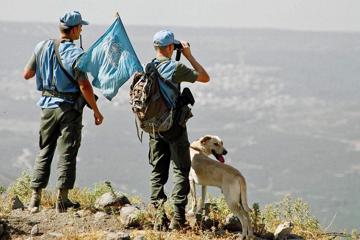 Mehr als 26.000 österreichische Soldaten waren im Laufe der Jahre dort im Einsatz. Bis zur überfallsartigen Abzugs-Entscheidung am 6. Juni 2013 nach einem Angriff syrischer Rebellen auf die Pufferzone stellte Österreich mit rund 380 Soldaten das größte Kontingent.