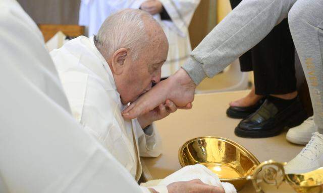 Papst Franziskus bei der Fußwaschung am Gründonnerstag im Rebibbia Frauengefängnis in Rom.