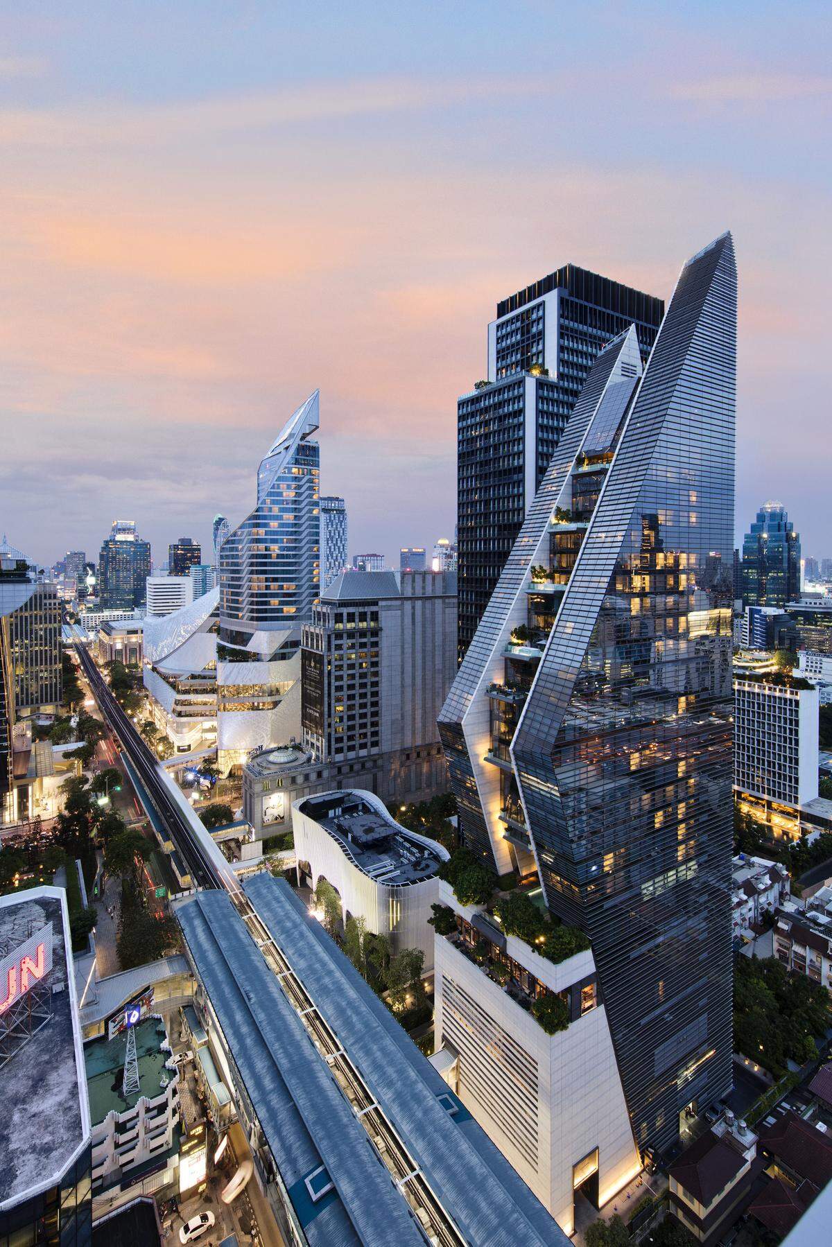 Das Rosewood ist ein thailändisches Luxushotel mit 155 Metern Höhe, geplant von Kohn Pedersen Fox Associates; Tandem Architekten.   > > Mehr Infos unter: www.emporis.de