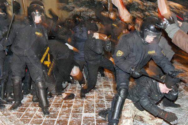 Nach zwei Stunden griff die Polizei durch und ging mit Schlagstöcken gegen Demonstranten vor, bis zu eintausend Regierungsgegner wurden abgeführt.