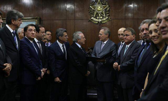 Brasiliens Interimspräsident, Temer (Mitte links), und der nun zurückgetretene Minister Jucá (M. rechts).