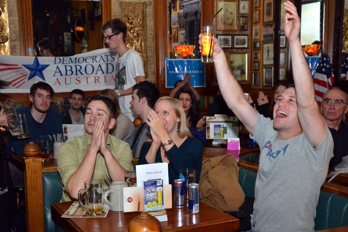 ... um 5.18 Uhr hat das Zittern ein Ende. Es steht fest: Obama ist wiedergewählt. Der Swing State Ohio geht an den Präsidenten - und im Pub heißt es: „Four more years! Four more beers!“