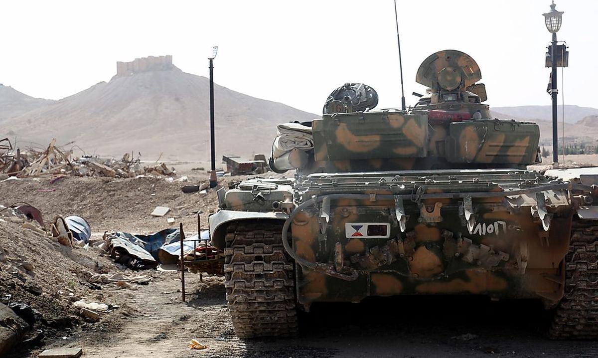 Syrischer Kampfpanzer in Palmyra (hinten wieder die Zitadelle)