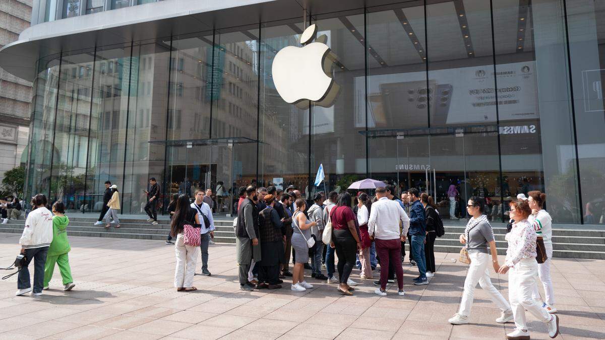 Apple vermeldete einen Umsatzrückgang, im laufenden Quartal soll es aber ein Plus geben. Im Bild: ein Apple Store in Shanghai.