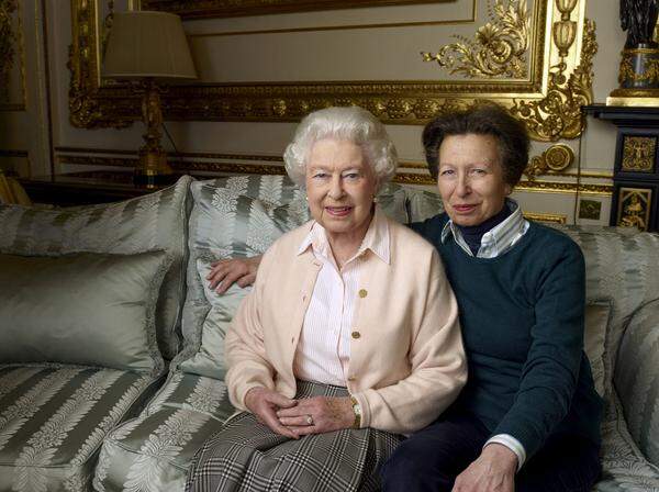 Königin Elizabeth hat während ihrer langen Regentschaft vier Kinder - Charles, Anne (hier im Bild), Andrew und Edward - bekommen. Die sie mittlerweile auch schon zur mehrfachen Großmutter und Urgroßmutter gemacht haben. 