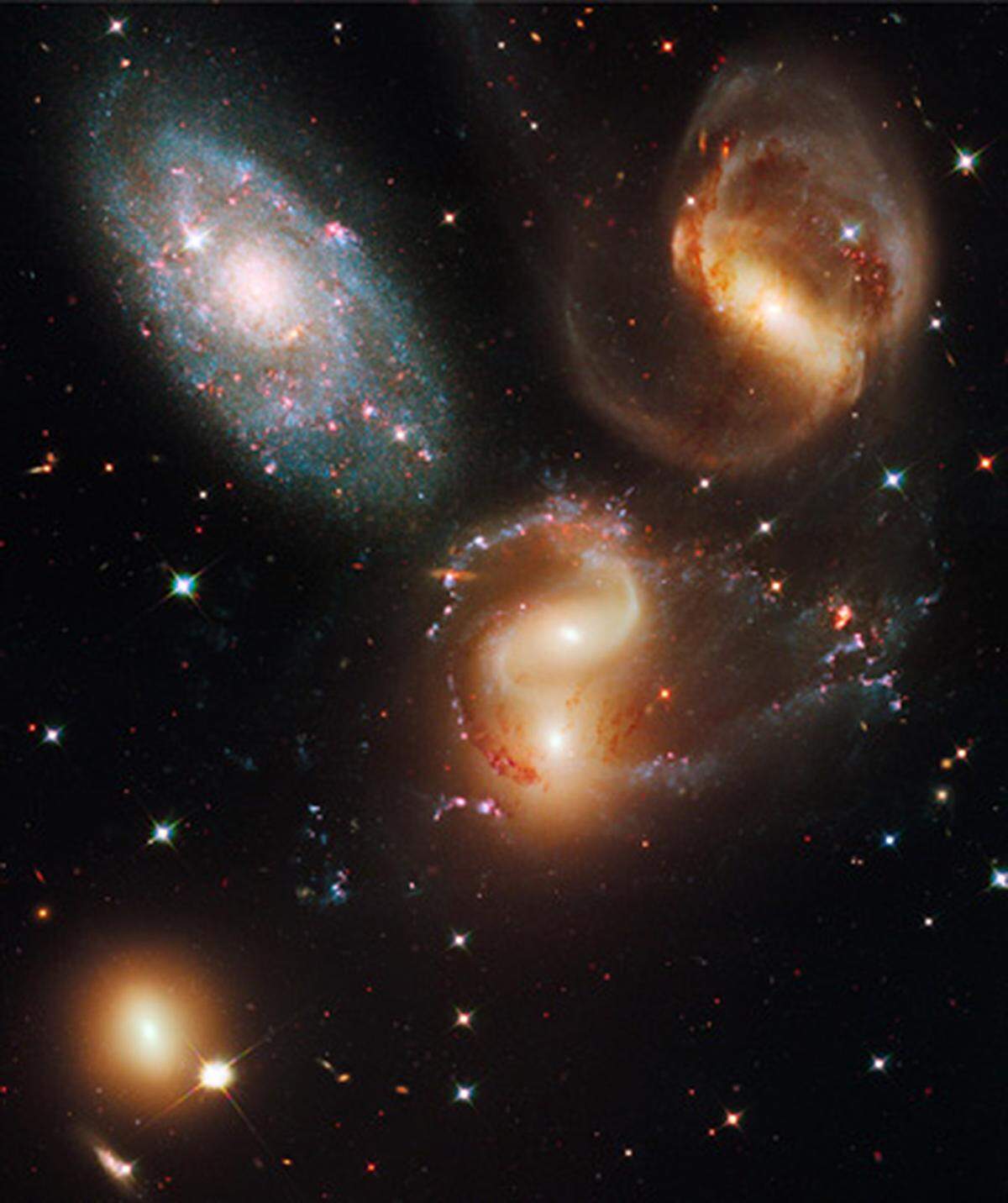 Stephan's Quintett, auch bekannt als Hickson Compact Group 92, wurde mit der neuen Wide Field Camera 3 an Bord des Hubble aufgenommen. Hier handelt es sich um eine Gruppe von fünf Galaxien, deren Gravitationsfelder sich zum Teil beeinflussen.