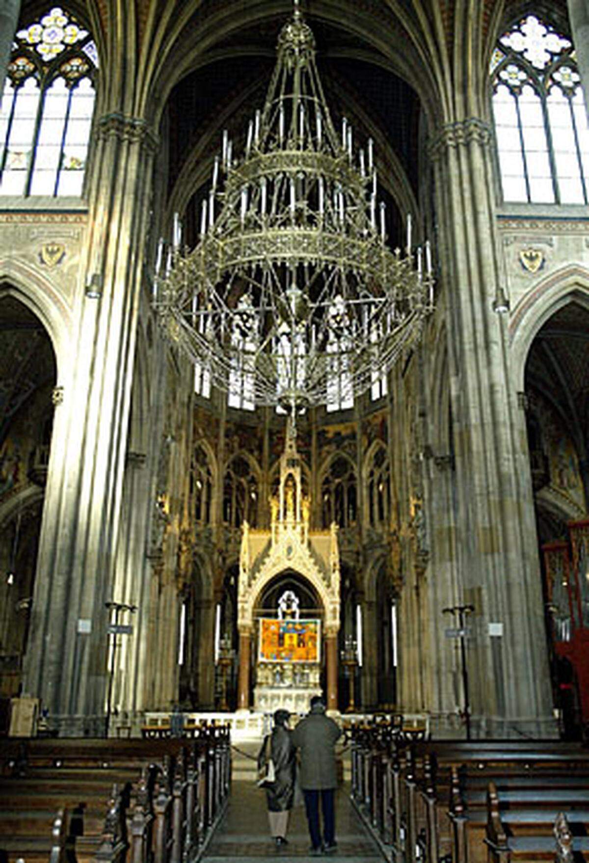 Die Votivkirche dient als Kulisse für eine Krönungsszene und soll eigentlich Westminster Abbey darstellen.  Das achtstündige Monumentalwerk soll in vier Folgen im Herbst 2010 im ORF und bei Sat1 ausgestrahlt werden.