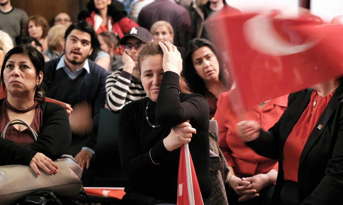Der Vizechef der Oppositionspartei CHP, Bülent Tezcan, warf im Sender CNN-Türk der Hohen Wahlkommission (YSK) vor, gegen die Regeln verstoßen zu haben, als sie nicht offiziell zugelassene Stimmzettel als gültig akzeptierte. Ein anderer CHP-Vize Erdal Aksunger erklärte seinerseits, die Partei erwäge bis zu 60 Prozent der Stimmzettel anzufechten.