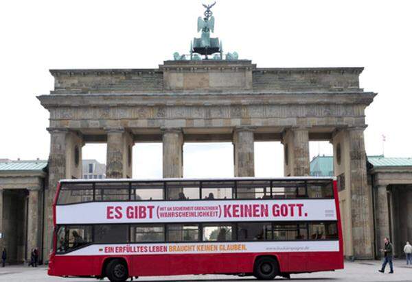 Die Initiatoren organisierten deshalb einen Doppeldeckerbus, der drei Wochen lang durch Deutschland fuhr – unabhängig. Die Aussage: "Ein erfülltes Leben braucht keinen Glauben"