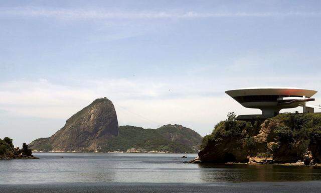Museum für zeitgenössische Kunst (MAC) von Niterói, nahe Rio. 1996 nach Plänen von Oscar Niemeyer fertiggestellt. 