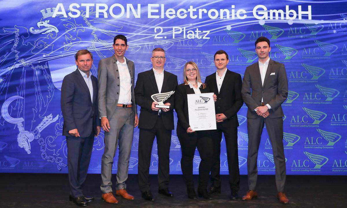 Auszeichnung 2. Platz Kleinbetriebe für die Astron Electronic GmbH (v.l.) ŠKODA Österreich-Gebietsleiter Werner Schneider mit dem Astron-Team - Kundenbetreuer Stefan Siedler, Geschäftsführer Christian Hochenwarter, Kundenbetreuerin Nadine Hohenwallner, Stefan Brandstätter (Infastruktur-Produktion) und Account Manager Martin Möderndorfer.