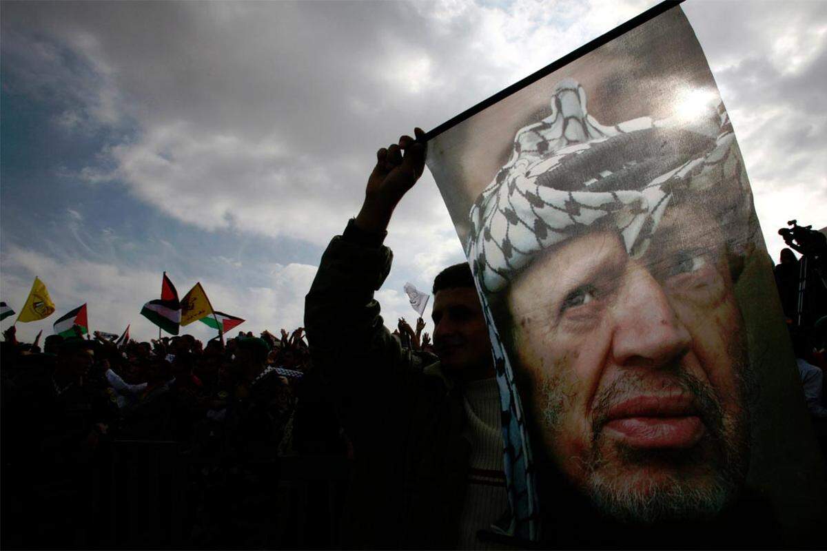 Danach gab es immer wieder Gerüchte um ein Ableben des Palästinenser-Präsidenten. Schließlich starb Yasser Arafat in der Nacht auf den 11. November 2004.