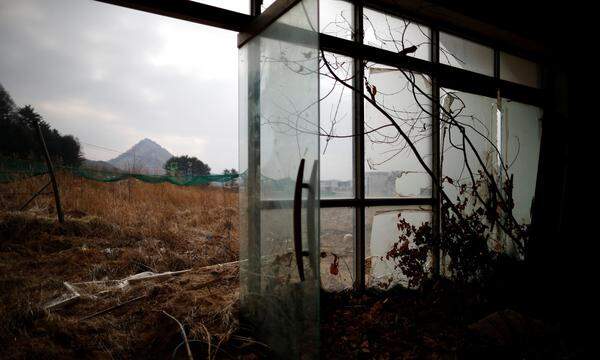 Den verlassenen Berghang findet man nahe der entmilitarisierten Zone, die die Koreanische Halbinsel in Nord- und Südkorea teilt.