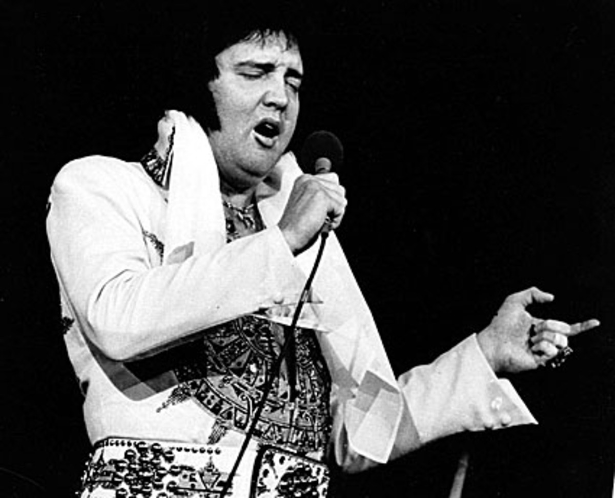 Presleys Shows - unter anderem in Las Vegas - wurden legendär, so wie seine glitzernden "Jumpsuits" . In den 70ern brachte er es auf bis zu 150 Konzerte im Jahr. Doch der "King" war von Medikamenten abhängig und übergewichtig. Er wurde - nicht unähnlich seinem Pop-Nachfolger Michael Jackson - zu seiner eigenen Karikatur.