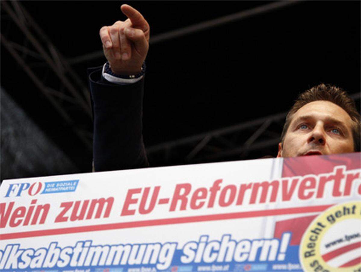 Parteichef Heinz-Christian Strache gehört zu den größten EU-Kritikern. Er war dafür eingetreten, dass die Option auf einen Austritt Österreichs aus der Union ins Parteiprogramm aufgenommen wurde.Den neuen EU-Vertrag bezeichnete er als „das Ende der Republik“, obwohl dieser in seinem Sinne erstmals eine Austrittsklausel enthält.