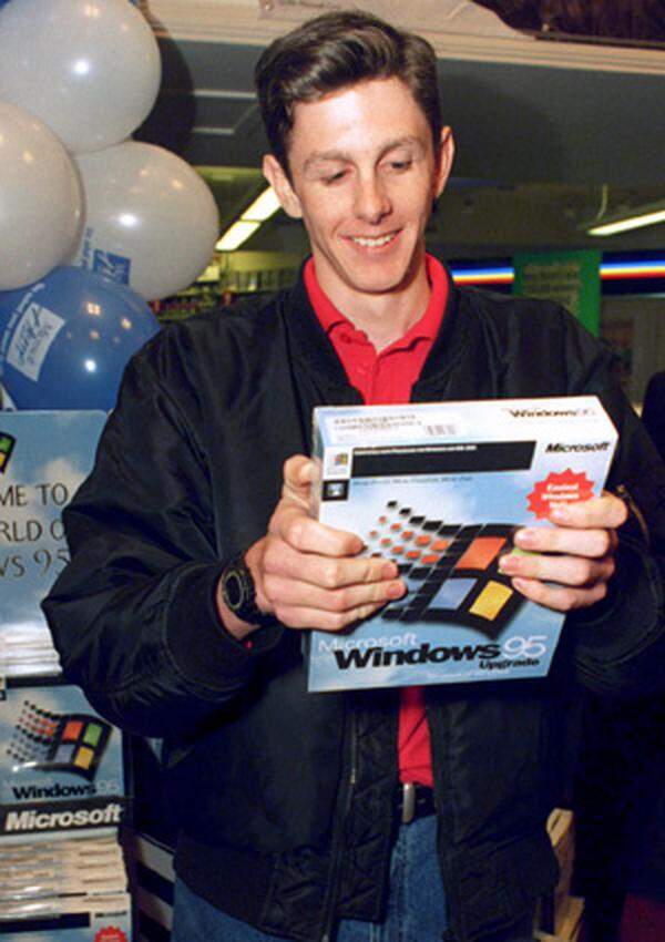 Er war der erste Käufer. Der damals 19-jährige Johnathan Prentice aus Auckland, Neuseeland durfte mit seinem frisch erstandenen System in die Kameras lächeln. Aufgrund der Zeitverschiebung bekamen Neuseeländer vor allen anderen die Gelegenheit, Windows 95 zu kaufen.