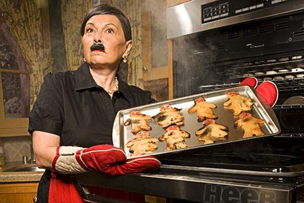 Roseanne Barr (geboren in Salt Lake City, USA) in dem Bild „Hitler – Burnt Jew Cookies“. Der Fotograf Bradley Meinz hat es 2010 für das jüdische, humoristische Magazin „Heeb“ arrangiert. Die Veröffentlichung hat seinerzeit einen Sturm der Entrüstung ausgelöst.