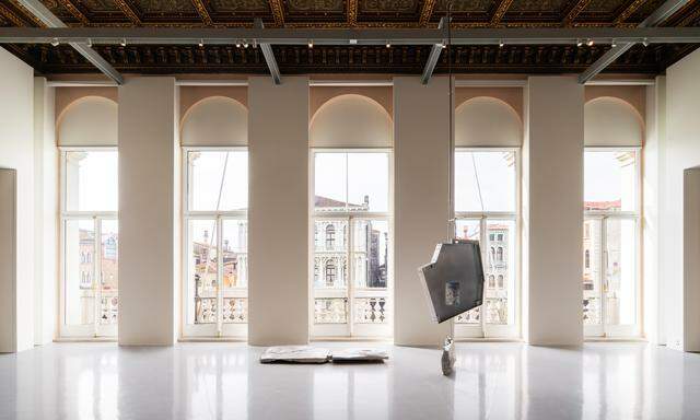 Palazzo Grassi: Draußen der Canal Grande, drinnen schafft Nairy Baghramian skulpturale Rahmen für Bilder von Julie Mehretu.