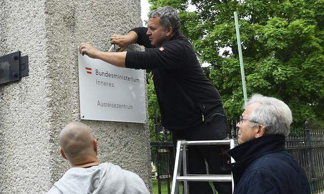  Abmontage der 'Ausreisezentrum-Tafel' am Donnerstag