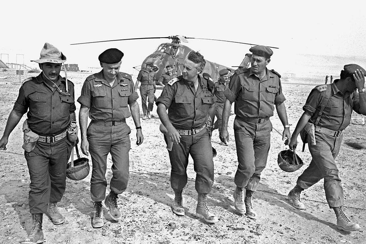 Zum Helden wurde Ariel Scharon für die Israelis im Sechs-Tage-Krieg 1967. Er kommandierte eine Division am Sinai, und dank seines taktischen Geschicks konnte die Armee die gesamte Halbinsel einnehmen. 1978 wurde im Camp-David Abkommen die Rückgabe an Ägypten vereinbart, die letztlich 1982 vollzogen wurde.