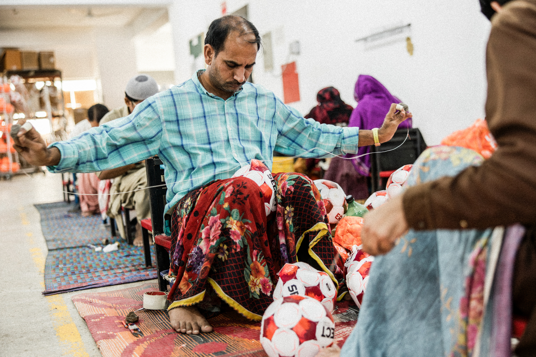 Handgenäht in Pakistan: Wo der WM-Fußball herkommt