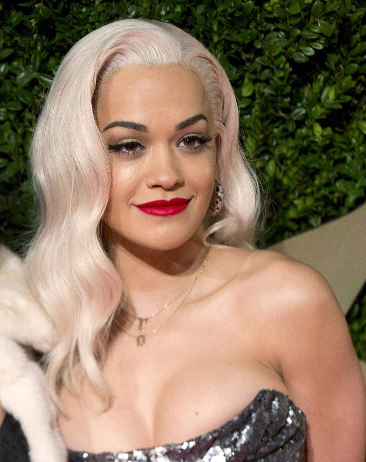 Sängerin Rita Ora experimentiert gerne mit ihren Haaren, eine weiße Mähne ist für sie kein Problem.
