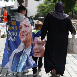 Die Wahl sei ein historischer Wendepunkt wie die Eroberung von Konstantinopel, sagte Erdoğan in der Wahlnacht vor Anhängern beim Präsidentenpalast von Ankara.