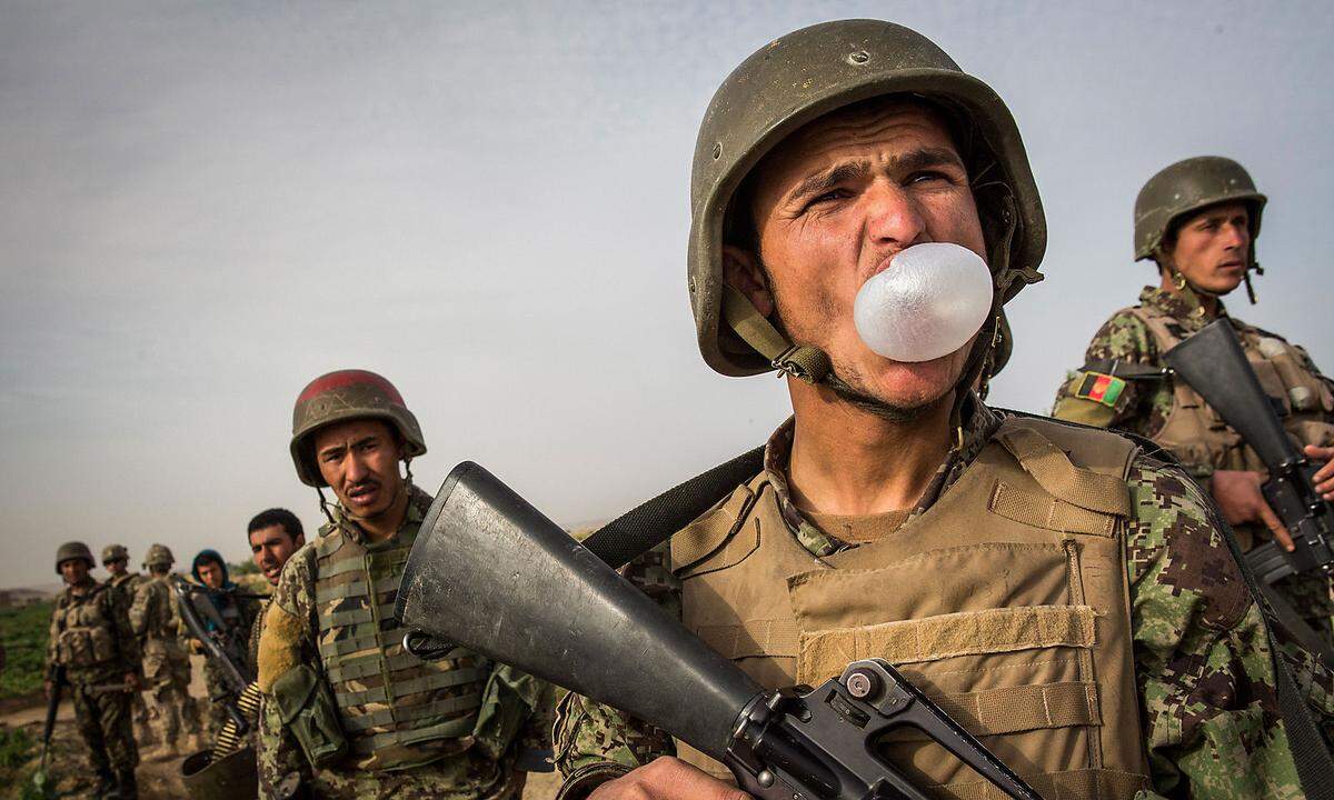 Selbst im Weltraum wurden Blasen gebildet, bis es knallte. Soldaten bekamen den Gummi im Krieg zwischen die Zähne. Und nach dem Sieg über Nazi-Deutschland verteilten US-Kämpfer nicht nur Zigaretten, sondern auch Kaugummis an die Bevölkerung. Bild: Hier im Bild sieht man Soldaten in Afghanistan beim Kauen.