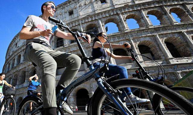 Radfahrer vor dem Kolosseum in Rom.