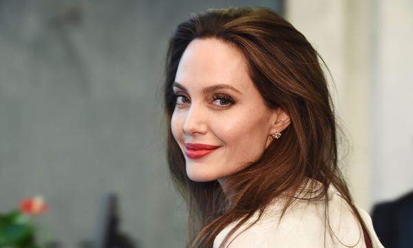 Auch Angelina Jolie machte Ende der 1990er-Jahre ihre Erfahrungen mit dem Filmmogul, wie sie in den "New York Times" schildert: "In meiner Jugend hatte ich eine schlechte Erfahrung mit Harvey Weinstein." Sie sei von Weinstein in einem Hotelzimmer sexuell bedrängt worden und habe danach abgelehnt, je wieder mit ihm zusammenzuarbeiten und andere vor ihm gewarnt. "So ein Verhalten gegen Frauen ist in jeder Branche und in jedem Land inakzeptabel."