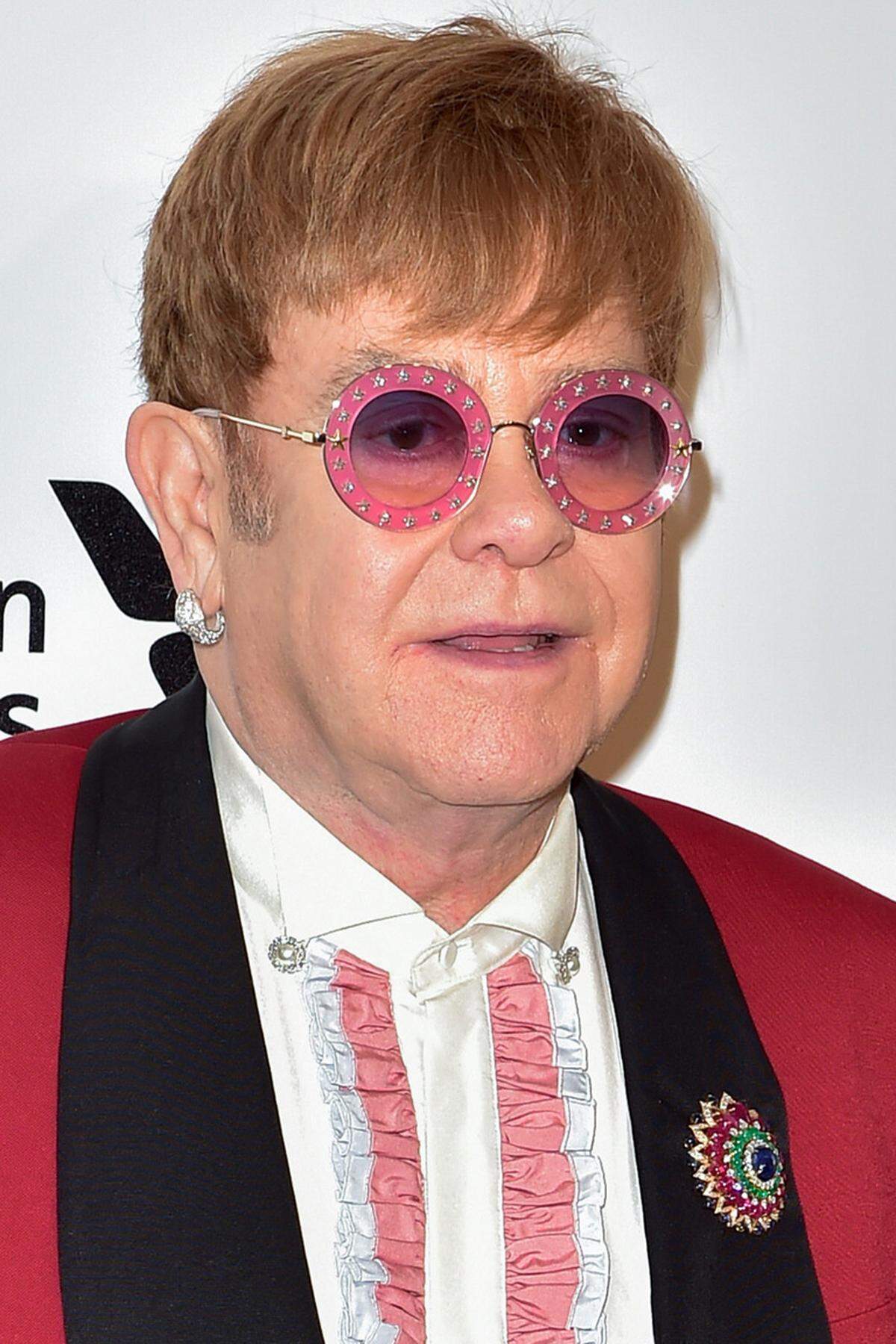Sir Elton John wertete sein Outfit für seine Oscarparty mit Bulgari auf: Am Handgelenk trug er eine "Bulgari's Octo Finissimo"-Uhr aus Platin. Auf seinem Sakko steckte eine, im Jahr 1969 gefertigte, Brosche aus Saphiren, Rubinen, Smaragden und Diamanten. Zwei "Serpenti"-Ringe verliehen dem britischen Superstar Glanz bis in die Fingerspitzen.