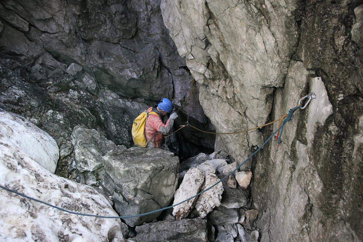 Viele Helfer auch aus Kroatien und Österreich wechselten sich beim Einsatz ab oder bereiteten einzelne Abschnitte in der Höhle auf den Rettungstransport vor.