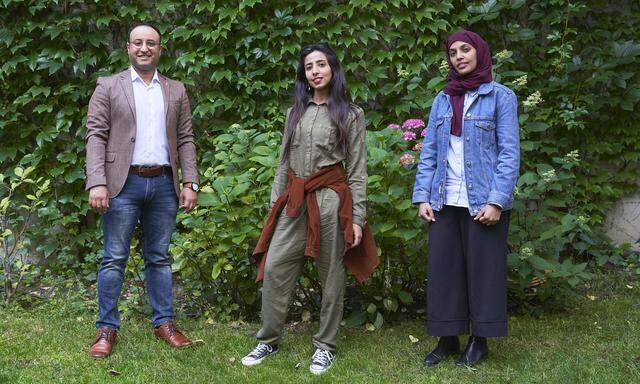 Mohammed Al-Abed, Asrar Molhi und Eman Al-Bukhaiti (v. l.) in einem Wiener Gastgarten.